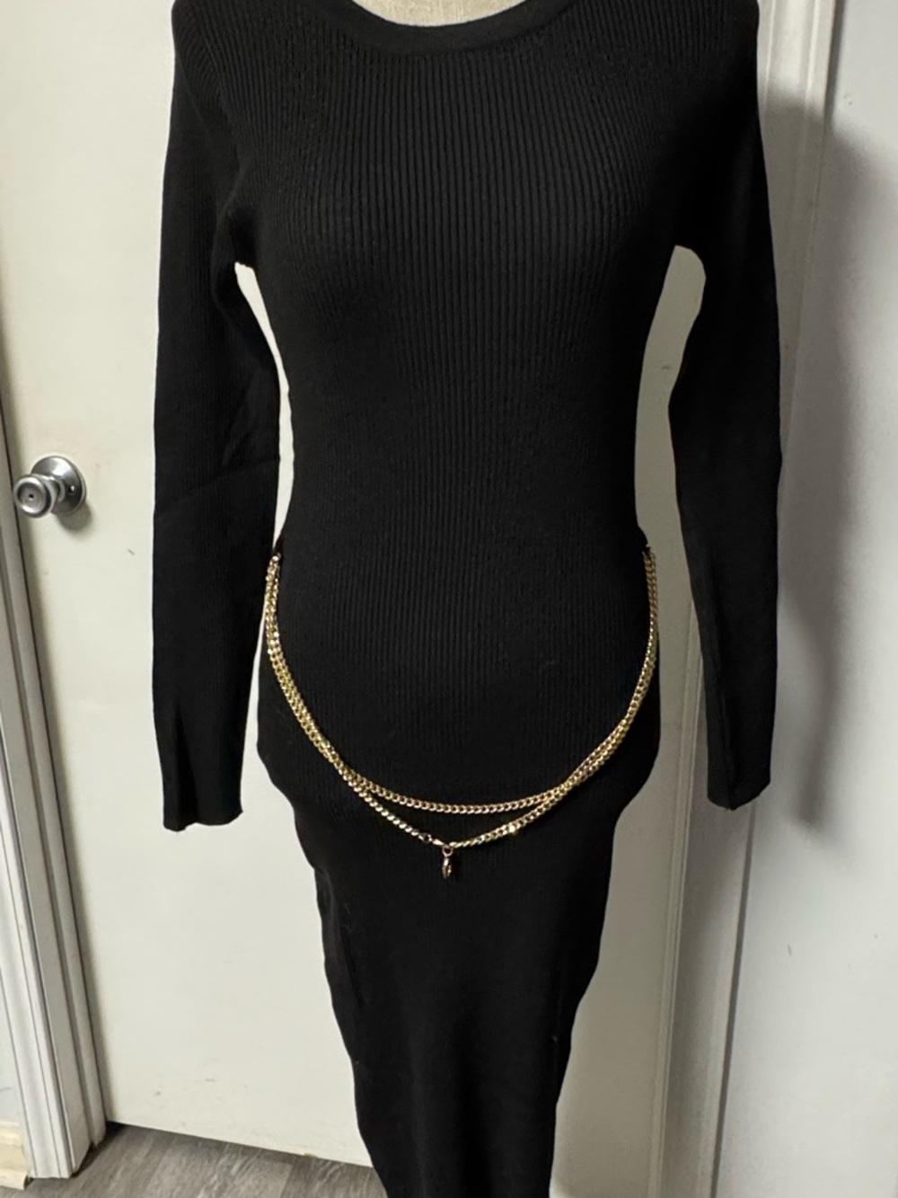 Black Long-Sleeve Bodycon Dress with Chain Detail - Picture 4 of 8